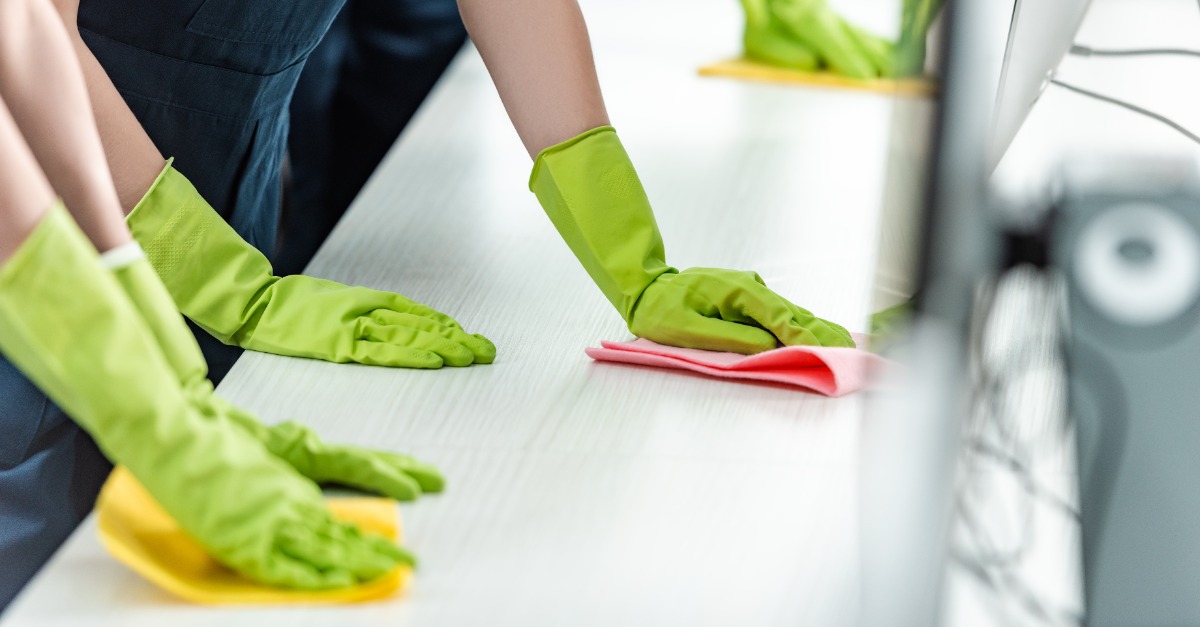 Empleados limpiando con guantes